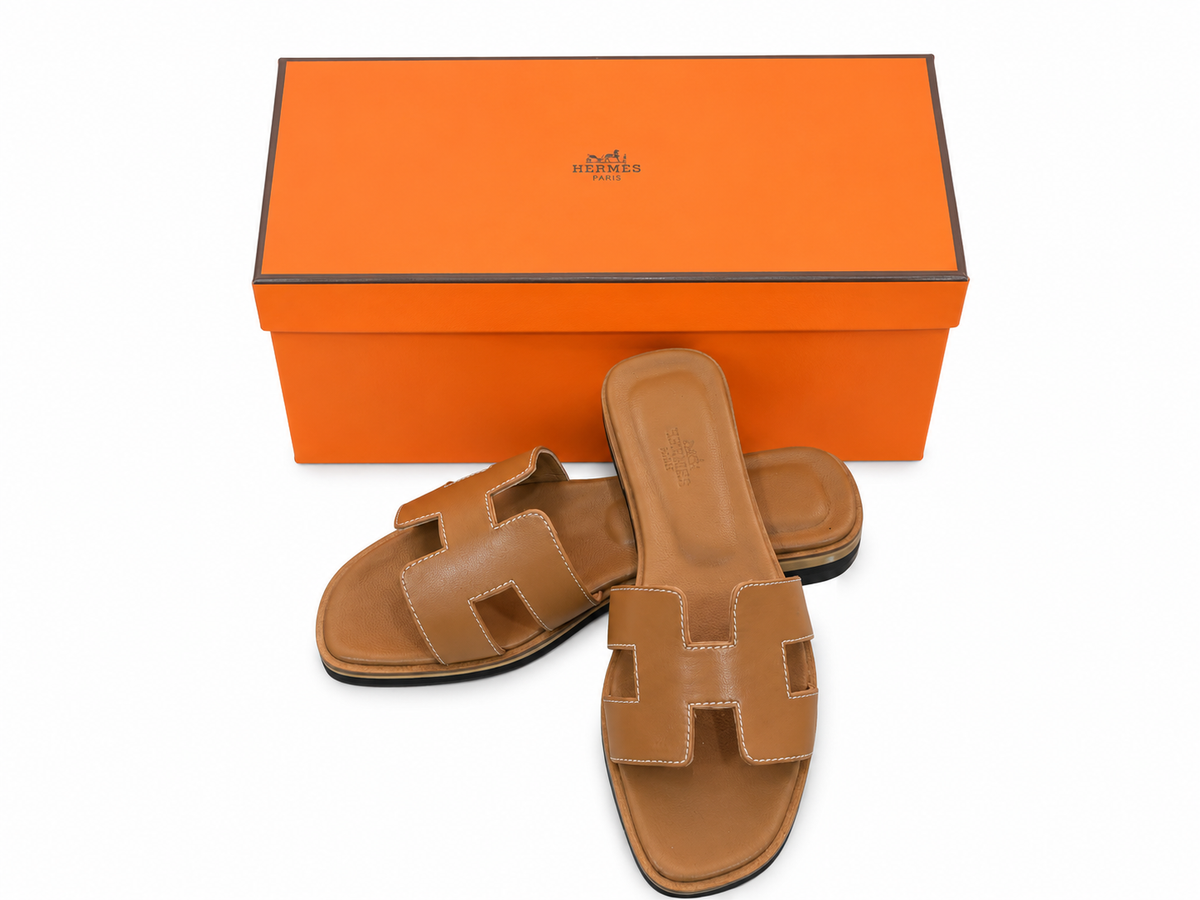 Damskie klapki Hermès Oran w kolorze Camel
