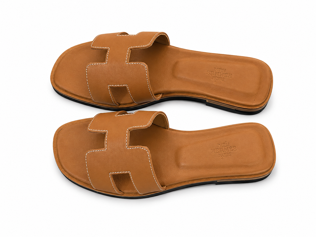 Damskie klapki Hermès Oran w kolorze Camel